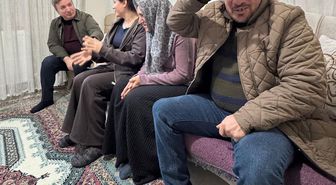 Çilem, özel gereksinimli abla ve ağabeyine hem annelik hem babalık yapıyor