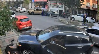 Film gibi olay: Kendi otomobilinin altında kalarak yaralandı