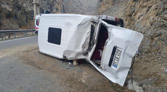 Hakkari-Çukurca kara yolunda minibüs takla attı: 1'i ağır 4 yaralı