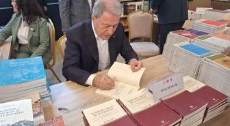 TBMM Milli Savunma Komisyonu Başkanı Hulusi Akar, 'Külliye'de Ramazan' etkinliğinde kitabını imzaladı