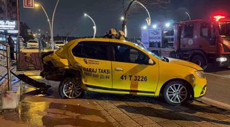 İki otomobilin çarpıştığı kaza maddi hasarla atlatıldı