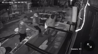 Kadıköy'de Kafe Önüne Bırakılan Çilekler Çalındı