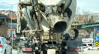 Mikserden taşan beton, asfalt yola döküldü