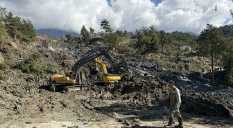 Muğla'da toprak kayması; yol ulaşıma kapatıldı