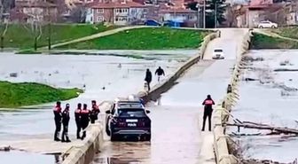 Polisi göre göre tehlikeli köprüden geçtiler: Suya düşme tehlikesi atlattılar