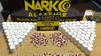 Alaşehir'de araçta binlerce sentetik ecza ele geçti: 2 tutuklama