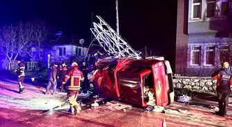 Amasya'da kamyonet çarptığı elektrik direğini ikiye ayırdı: 1 yaralı