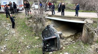 Amasya'da kamyonet menfeze devrildi: 3 yaralı