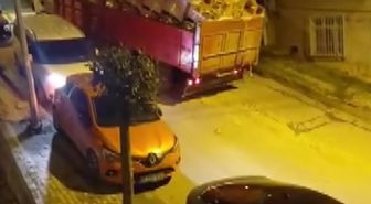 Avcılar'da yokuş aşağı kayan tuğla yüklü kamyon 2 araca çarptı