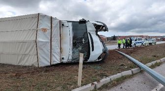 Büyükbaş yüklü kamyonet devrildi; 3 yaralı