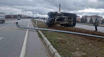 Çorum'da devrilen kamyonetteki 3 kişi küçük sıyrıklarla kurtuldu