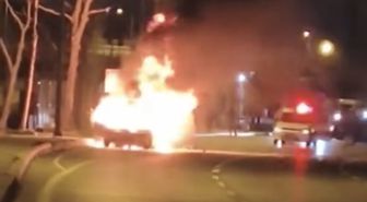 Kartal'da seyir halindeki otomobil alev alev yandı