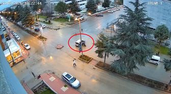 Motosikletin hafif ticari araca çarptığı kaza kamerada: 2 yaralı