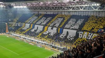 Sarı-lacivertli taraftarlardan 'İnan Fenerbahçe' yazılı koreografi