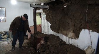 Yüksekova'da yağışta evi yıkılan aileye destek