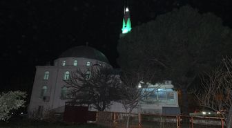 3 dakika erken okunan ezan din adamlarını ikiye böldü
