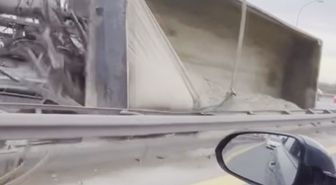 Büyükçekmece TEM Otoyolu'nda hafriyat kamyonu devrildi