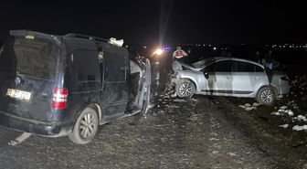 Diyarbakır'da iki otomobil çarpıştı: 5 ölü, 2 yaralı