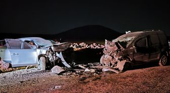 Diyarbakır'da otomobil ile hafif ticari araç kafa kafaya çarpıştı: 5 ölü, 2 yaralı