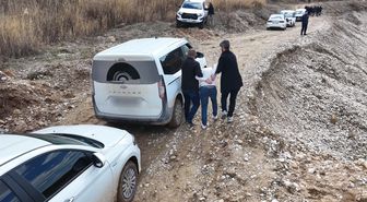 Dükkanına girdiği kuyumcunun çığlıkla panik butonuna bastığını görüp kaçtı