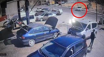 Mardin'de El Freni Çekilmeyen Otomobil Kaldırıma Çıktı