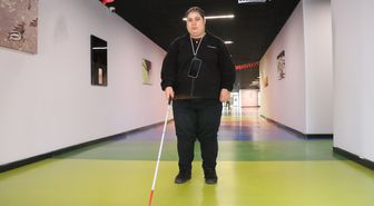 Görme engelli Arzu, beyaz bastonu ile 4 üniversite bitirdi