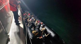 İzmir açıklarında 59 düzensiz göçmen yakalandı