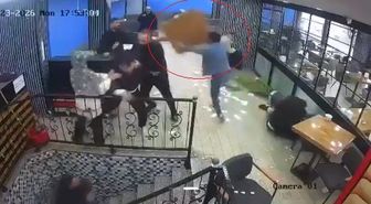 Kafede karşılaşan husumetli iki grup, birbirlerine masa ve sandalyelerle saldırdı; o anlar kamerada