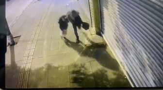 Kaldırımda yürüyen anne ile kızı, çöken binadan savrulan beton parçalarından kaçarak kurtuldu