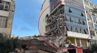 Kaldırımda yürüyen anne ile kızı, çöken binadan savrulan beton parçalarından kaçarak kurtuldu