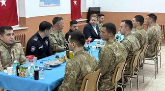 Kaymakam Bulut, askerle iftarda bir araya geldi