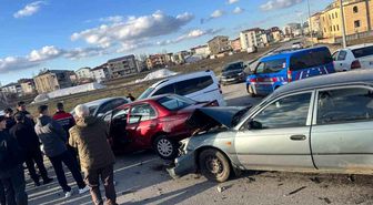 Muş'ta zincirleme kaza: 4 araç birbirine girdi
