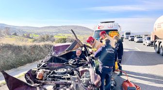 TIR'a arkadan çarpan otomobil 150 metre sürüklendi: 1 yaralı
