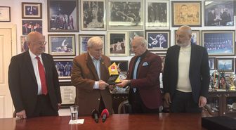 TMOK Anma ve Onurlandırma Komisyonu'ndan güreşin efsanesi Ahmet Ayık'a onur ödülü