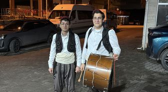 Yalova'da şalvar ve kuşak giyen öğrenciler, davul çalarak sahur geleneğini yaşatıyor