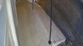 Yolda bayır aşağı kayan otomobil, elektrik direğine çarptı; anne ve oğlu yaralı