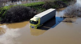 3 gün boyunca taşkın sularında mahsur kalan TIR şoförü kurtarıldı