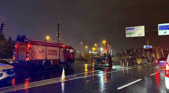 Bakırköy'de hafriyat kamyonu bariyere çarparak devrildi: 2 yaralı