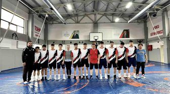 Gençlik ve Spor İl Müdürü Kabakcı güreşçilerle mindere çıktı