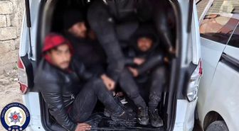 Göçmenleri tıka basa taşırken yakayı ele veren insan kaçakçısı tutuklandı