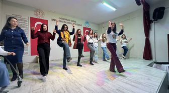 İtalyan öğretmenler zeybek oynayıp, horonu deneyimledi