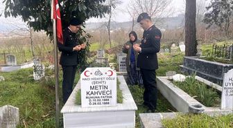 Jandarma şehit ailesini ve kabrini ziyaret etti