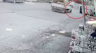 Kamyonetin kasasının açılan kapağı, yayaya çarptı
