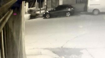 Motosiklet önce yayaya ardından duvara çarptı: 3 yaralı