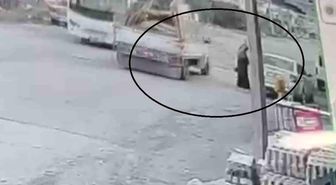 Seyir halindeki pikabın açılan kapağı kadının kafasına çarptı... O anlar kamerada