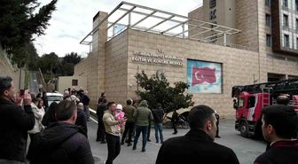 Zeytinburnu'nda bulunan polisevinin çatısında bilinmeyen bir nedenle yangın çıktı. Olay yerine çok sayıda itfaiye ekibi sevk edildi, ekiplerin söndürme çalışması sürüyor.