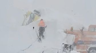 2 bin 540 rakımlı Sahara Geçidi'ne çığ düştü, iş makineleri kar altında kaldı