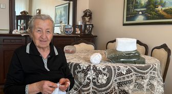 5 yıldır ördüğü boyunluklarla Mehmetçik'i ısıtıyor