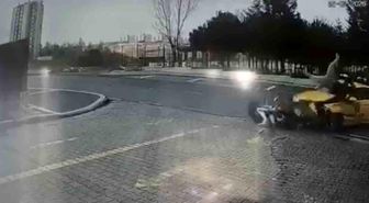 Başakşehir Kayaşehir'de taksi ile motosiklet kafa kafaya çarpıştı