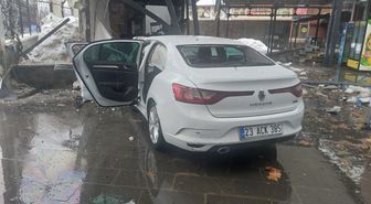 Bingöl'de Yol Kenarındaki Lokantaya Giren Otomobilde 5 Kişi Yaralandı